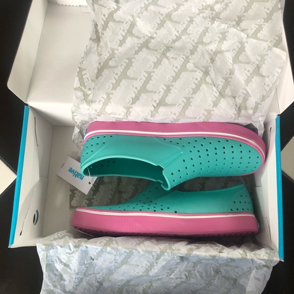 ::SOLD:: NWT Turquoise & Pink ‘Miles’ Flats Crocs - Picture 9 of 13